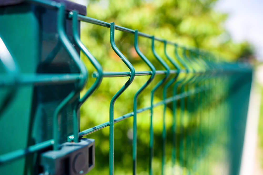 Gartenzaun günstig kaufen: Doppelstabmattenzaun und WPC Zaun im Vergleich | Gutscheincode oder Rabatt sichern!